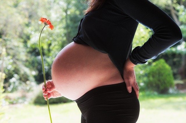 5 cose che fa un bambino nella pancia della mamma